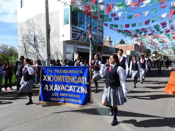 Desfile cívico escolar en Yauhquemehcan
